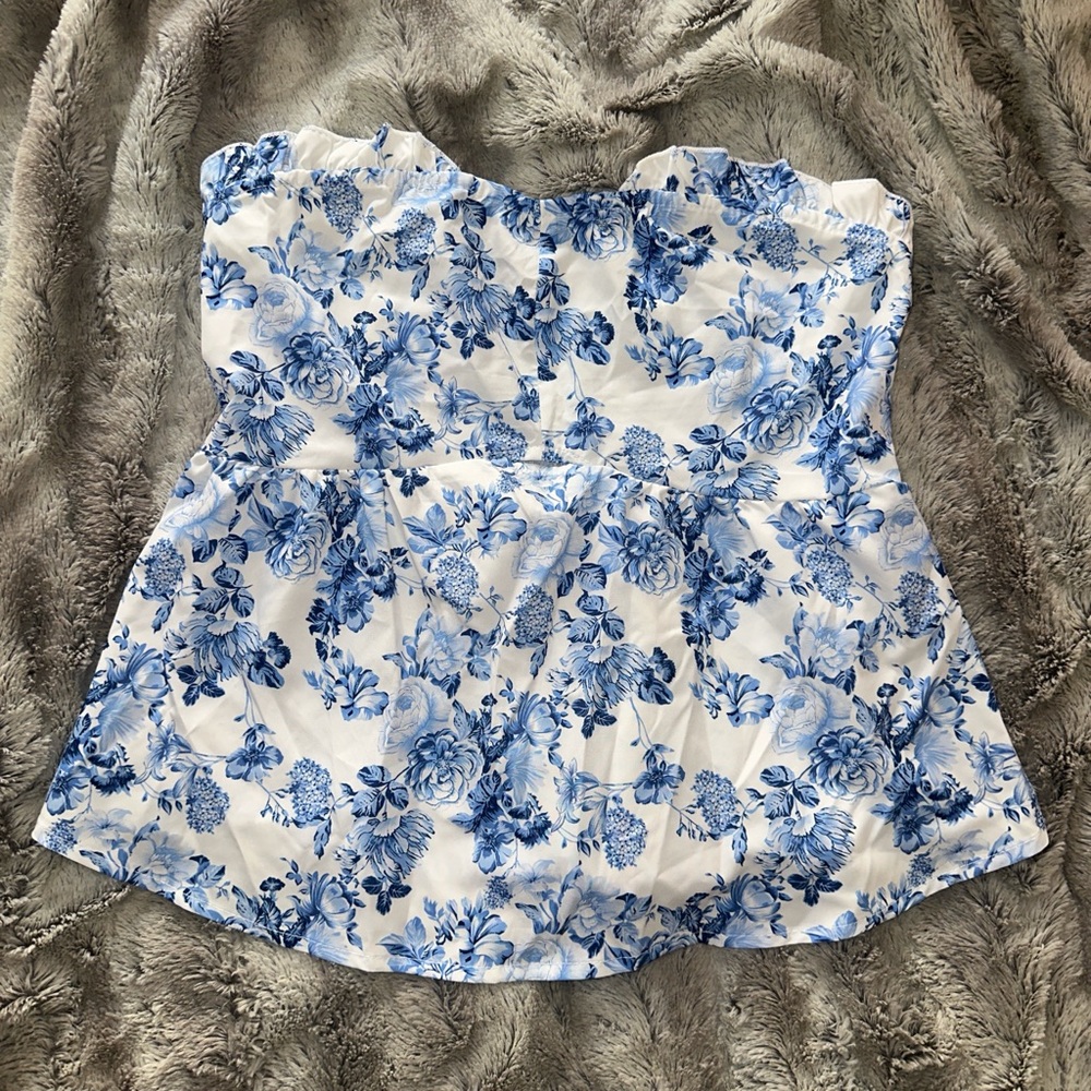 BRAND NEW women’s medium Blue and white floral blouse top